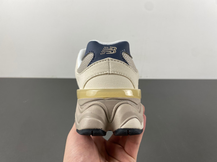 NEW BALANCE SNEAKER