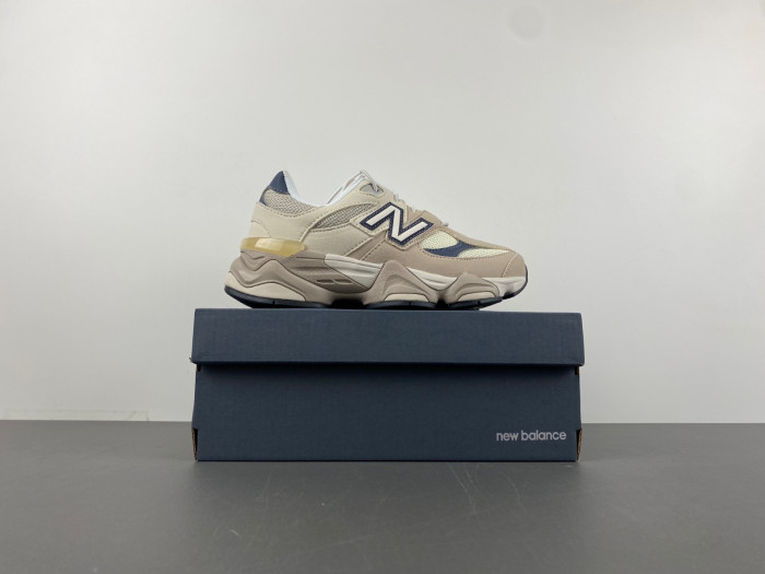NEW BALANCE SNEAKER