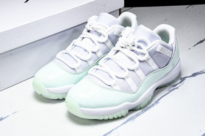 Wmns Air Jordan 11 Retro Low 