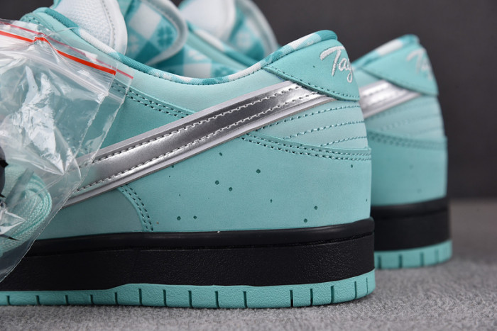 T*f*ny & co. x nike dunk low bv1310-402