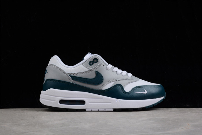 NIKE AIR MAX 1 LV8