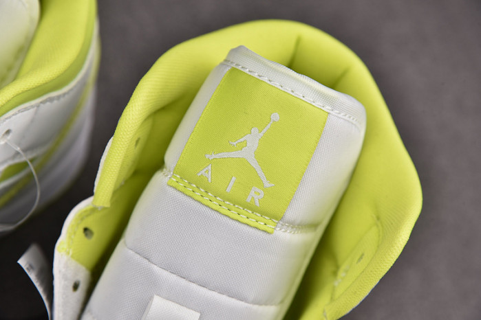 WMNS AIR JORDAN 1 MID 