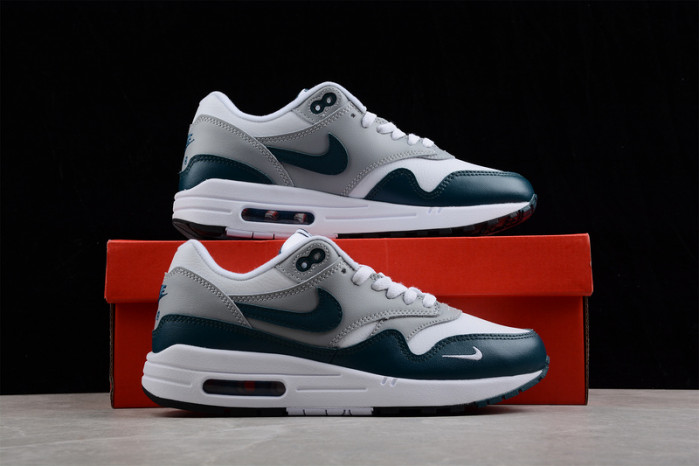 NIKE AIR MAX 1 LV8