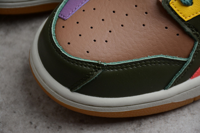 NIKE SB DUNK LOW SCRAP