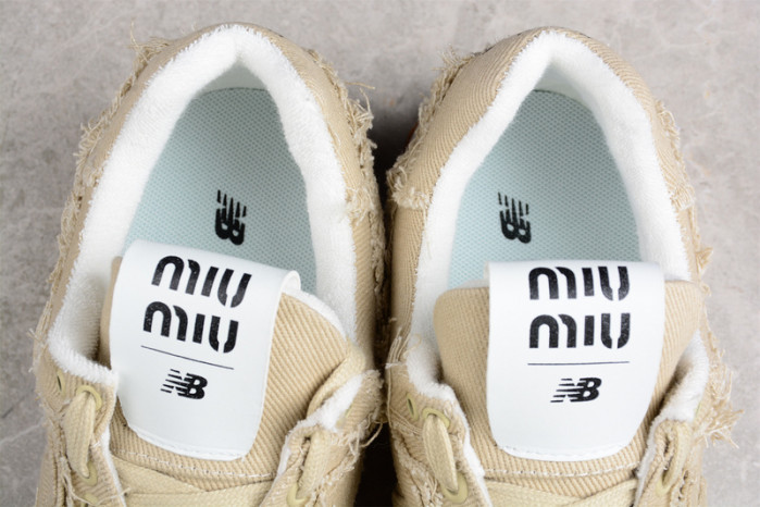 NEW BALANCE SNEAKER 011