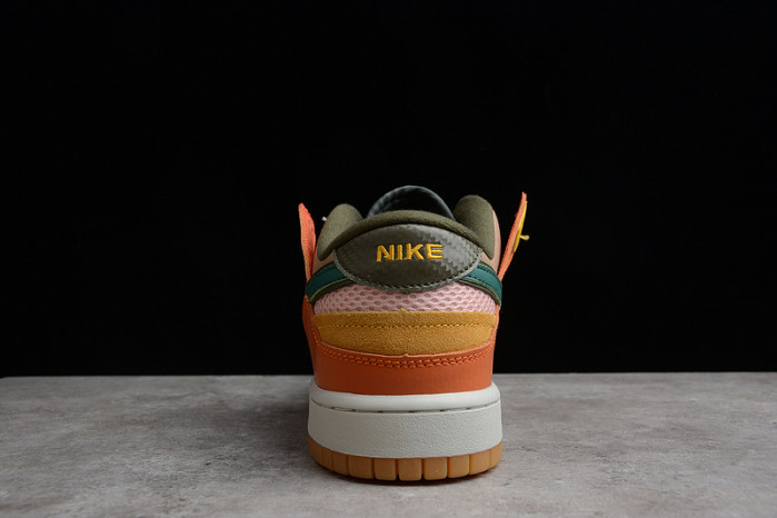 NIKE SB DUNK LOW SCRAP