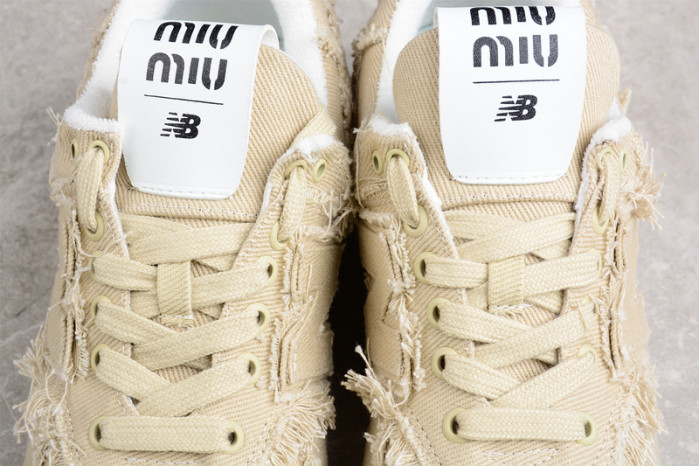 NEW BALANCE SNEAKER 011