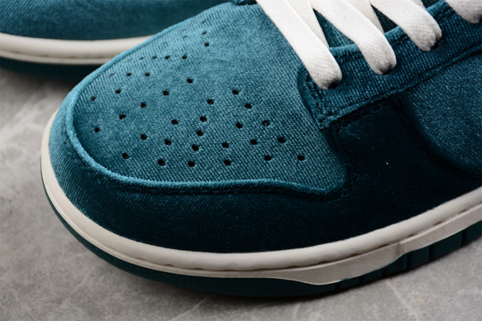 Nike Dunk Low Green Velvet (W) DZ5224-300