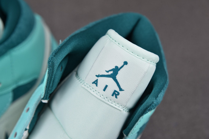 Air Jordan 1 Mid SE