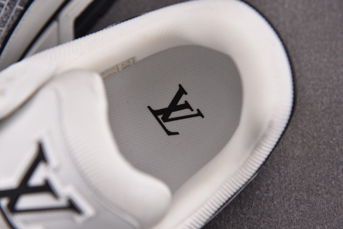 LV TRAINER SNEAKER LV-000596