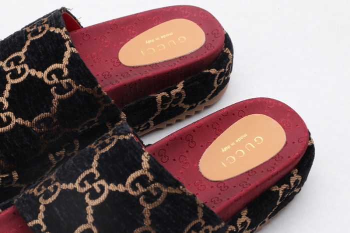 Gucc* Sandal82